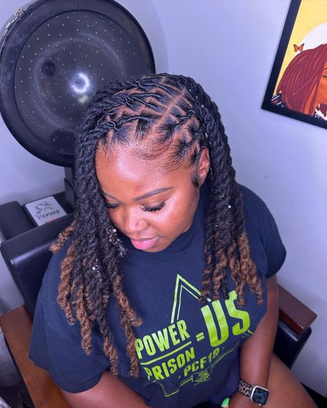 always a slay with this one 🥰 chunky twist x flat twist on the side🫶🏼 • LIKE | SHARE | TAG ! #locs #locstyles #instantlocs… | Instagram 2 Stand Twist Locs Styles, Side Part Dread Styles, Side Part Barrel Twist Locs, Side Part Locs Styles, 2 Strand Twists Locs, Locs Hairstyles Two Strand Twist, Two Strand Locs Hairstyles For Women, Loc Flat Twist Style, Two Stand Loc Style