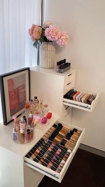 Alex Drawer Decor, Alex Dressing Table, Perfume Storage In Drawer, Perfume Drawer Organization, Vanity Alex Drawers, Makeup Drawer Organization Vanity Ideas, Makeup Stand Ideas Bedrooms, Nail Polish Drawer Organization, Ikea Dressing Table Alex Drawers