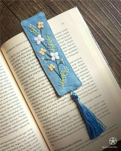 Flowers Hand Embroidery, Pattern Bookmark, Hand Embroidery Patterns Free, Felt Bookmark, Book Diy, Diy Embroidery Patterns, Embroidery Book, Cute Embroidery, Embroidery Patterns Free