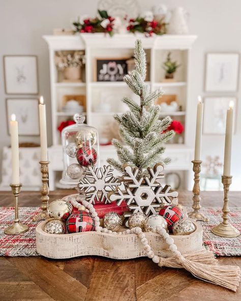 32 Christmas Centerpiece Ideas that Add Beauty to Your Table Scalloped Tray, Christmas Tray Decor, Christmas Coffee Table Decor, Christmas Dining Table Decor, Elegant Tray, Christmas Entryway, Christmas Tray, Christmas Dining Table, Modern Cottage