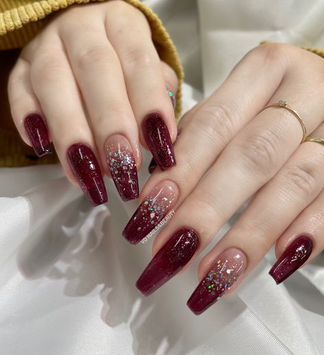 Mehroon Nail Extensions, Nail Merah, Nail Art Merah Maroon, Nailart Simple Elegant, Nail Art Merah, Nail Maroon, Nail Art Maroon, Nail Xmas, Maroon Nail Art