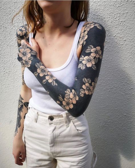 England Tattoo, Black Sleeve Tattoo, Mangas Tattoo, All Black Tattoos, Solid Black Tattoo, Blackout Tattoo, Back Of Shoulder Tattoo, Floral Tattoo Sleeve, Flower Sleeve