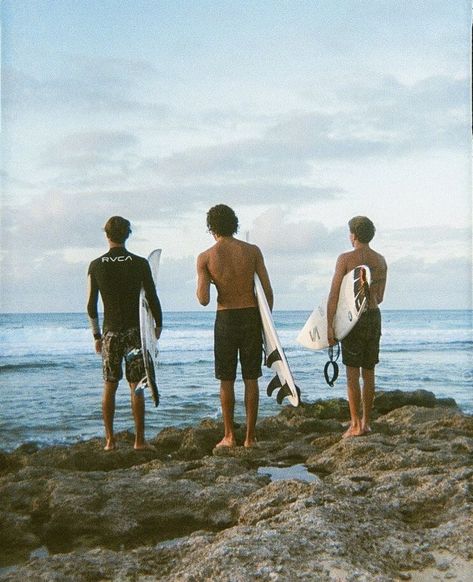 Surfer Board Aesthetic, Surfer Life Aesthetic, Surf Crush Aesthetic, Surfer Astethic, 90s Surfer Aesthetic, Surfer Boys Style, Surfer Friends, Surfer Boy Aesthetic, Surf Guys