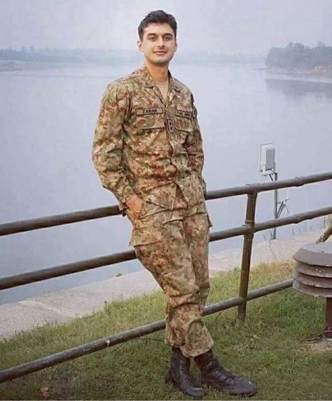 Army Love Quotes, Pakistani Army, Pak Army Soldiers, Pakistan Armed Forces, Army Couple Pictures, Uniformed Services, Army Couple, Pak Army, Army Soldiers