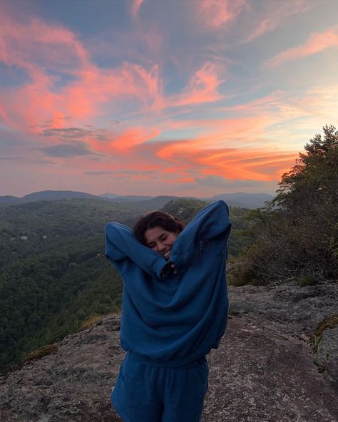 Hiking Instagram Pictures, Ava Jules, Blogger Poses, Painted Sky, Mountain Pictures, Granola Girl, Adventure Camping, Fall Pictures, How To Pose