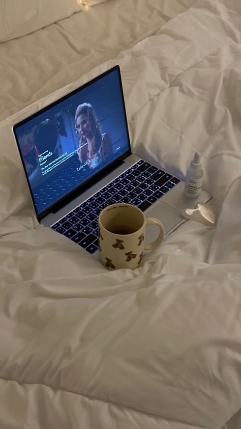 Self Care Movie Night Aesthetic, Self Care Night Aesthetic Ideas, Relax Night Aesthetic, Cozy Night At Home, Night Routine Aesthetic Photo, Cosy Night In Aesthetic, Cozy Night In, Petra Core, Self Care Night Aesthetic