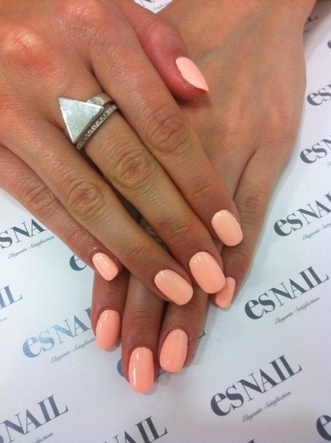 Prueba usar un esmalte en tono salmón. Peach Nails, Spring Nail Trends, Sleeve Tattoo, Nail Arts, Creative Nails, Manicure E Pedicure, Nail Polish Colors, Love Nails, Holiday Nails