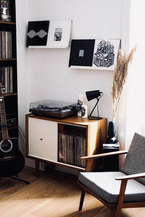 Living Room With Turntable, Records In Living Room, Mid Century Vinyl Cabinet, Records Living Room, Vinyl Apartment Decor, Vinyl Interior Design, Mid Century Modern Music Room, Record Player Aesthetic Living Room, Vintage Record Player Aesthetic