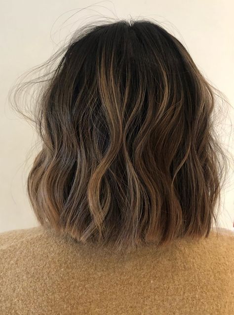 50 Blunt Cuts and Blunt Bobs That Are Dominating in 2020 - Hair Adviser Brunette Hair, Shoulder Length Hair, Fesyen Rambut, Hair Adviser, Shoulder Length Hair Cuts, Wavy Bobs, Brown Blonde Hair, Grunge Hair, Natural Hair Color