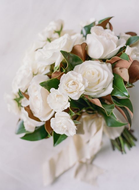 White Magnolia Bridal Bouquet, Magnolia Peony Bouquet, Bouquet With Magnolia Leaves, Magnolia Flower Bouquet, Magnolia Bridal Bouquet, Magnolia Wedding Theme, Magnolia Leaves Wedding, Wedding Cake Hydrangea, Magnolia Bouquet