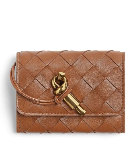 Find BOTTEGA VENETA Leather Intrecciato Card Holder on Editorialist. Recognised as a symbol of inherent sophistication, Bottega Venetas Intrecciato weave has become one of the most covetable designs in fashion, with its power to elevate even the most simple accessories like this card holder. Finished with the Houses signature metallic knot detail, it ensures you pick up the bill in optimum style. Bottega Veneta Andiamo, Brown Accessories, New Bottega, Bag Obsession, Simple Accessories, Bottega Veneta Wallet, Metal Accessories, Card Holder Wallet, Card Holder Leather