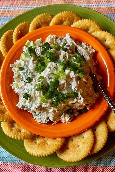 Pineapple Dip Recipe, Pocket Recipes, Cheese And Pineapple, Pineapple Dip, Cheese Ball Dip, Party Dip Recipes, Family Supper, Stuffed Pepper Dip, Pineapple Party