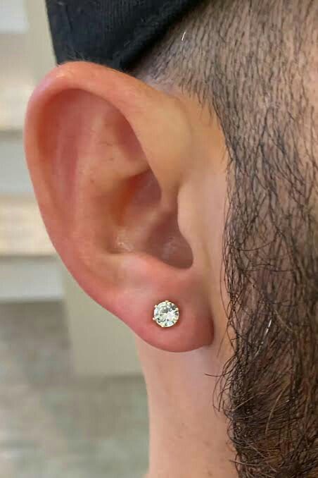 Men's Piercings Ears, Diamond Studs For Men, Mens Piercings, Best Earrings For Men, Guys Ear Piercings, Men's Piercings, Studs For Men, Mens Earrings Studs, Gold Earrings For Men