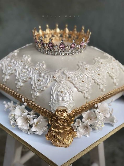 Royal Cakes Birthday, Royal Wedding Cake Ideas, Royal Cake Designs Birthday, Royalty Cake Ideas, Pillow Cake Ideas, Pillow Cakes Wedding, Royal Decorations Party, Queen Cake Birthday, Royal Cake Design