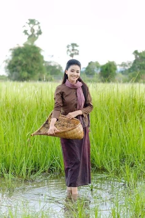 Khmer People, Khmer Empire, Photo Camera, Traditional Costume, Couple Poses, Small Bedroom, Southeast Asia, Cambodia, Camera Photo