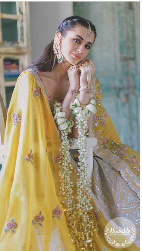 Simple Mehndi Look For Bride, Pastel Mendhi Outfit, Modern Haldi Outfits For Bride, Mehendi Flower Jewellery, Haldi Bride Flower Jewelry, Haldi Outfit Inspo For Bride, Mehendi Jewellery For Bride, Holud Hairstyles, Haldi Flowers Jewelry For Bride