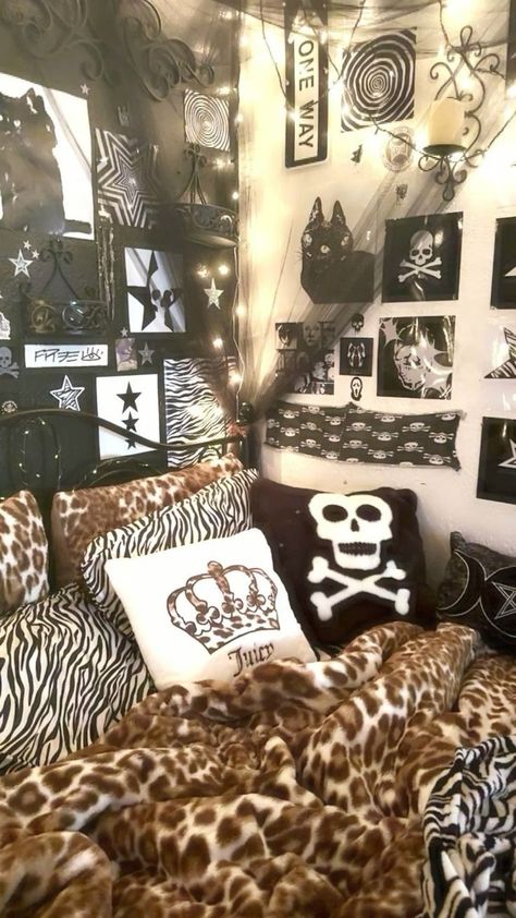 Room Ideas Mcbling, 2000 Room Ideas, Room Inspiration Y2k, Emo Bedroom Ideas, 2000s Room Decor, Gothic Apartment, Mcbling Room, Gothic Rooms, Goth Bedroom Ideas