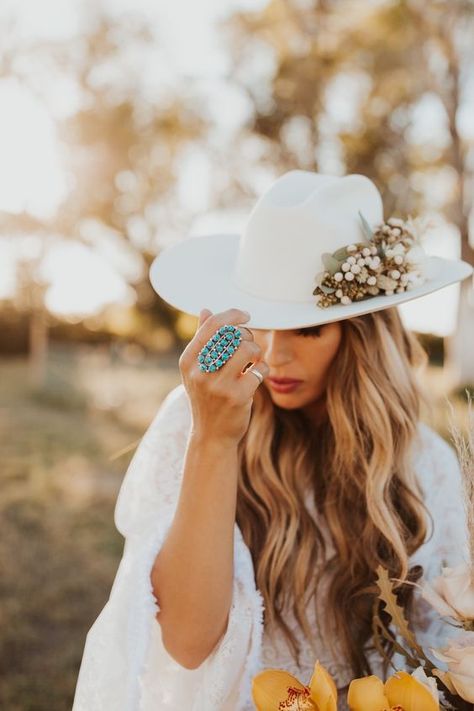 Western Bride, Bodas Boho Chic, Wild Photography, Casual Summer Outfits For Women, Bride Hat, Bridal Hat, Western Boho, Western Wedding, Bridal Shoot