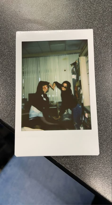 Polaroid Pictures Poses Best Friends, Poloroid Aesthetic Pic, Poses For Polaroid Pictures, Polaroid Poses Friends, Cool Polaroid Pictures Ideas, Aesthetic Polaroid Pictures Ideas, Polaroid Pictures Ideas With Friends, Polaroid Photos Ideas, Polaroid Ideas Poses