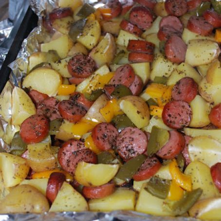 Smoked Sausage & Potato Bake Recipe - (4.5/5) Smoked Sausage And Potato Recipe, Sausage And Potato Bake, Sausage Potatoes, Diner Recept, Tin Foil, Smoked Sausage, Sausage Recipes, Roasted Veggies, Sausages