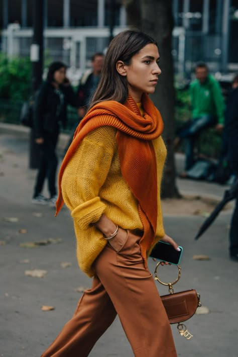 A dark orange, gold and a copper brown, these colors scream autumn!! Woven Shirts, Style Casual Chic, Fashion Blogger Style, Brown Pants, Winter Trends, Yellow Sweater, 가을 패션, Colourful Outfits, Inspiration Mode