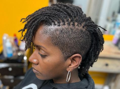 Third Level Style Salon on Instagram: “WHEW!😮‍💨 Dassit…just in awe. Talk about stunning!🤟🏾 #microlocs #microlocks #microlocsjourney #locs #retie #retightening #shavedsides #lo…” Shaved Side Micro Locs, Sister Locs With Shaved Sides, Sister Locs On Short Hair, Micro Locks, Lock Styles, Short Hair Twist Styles, Rocker Hair, Braids With Shaved Sides, Short Natural Haircuts