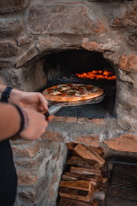 Outdoor Woodfire Pizza Oven, Woodfire Pizza Wedding, Pizza Oven Aesthetic, Pizza In Pizza Oven, Garden Pizza Oven, Ranch Restaurant, Woodfire Pizza, Italian Pizza Oven, Wood Fired Oven Recipes