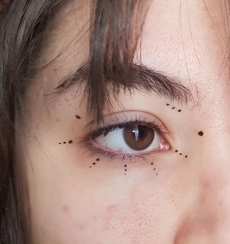 Make Up Dots Eyes, Dot On Face Makeup, Fashion Without Fabric, Dot Eyeliner Make Up, Dot Eye Makeup Eyeliner, Dotted Eye Makeup, Eyeliner Dots Style, Polka Dot Eyeliner, Makeup Dots On Face