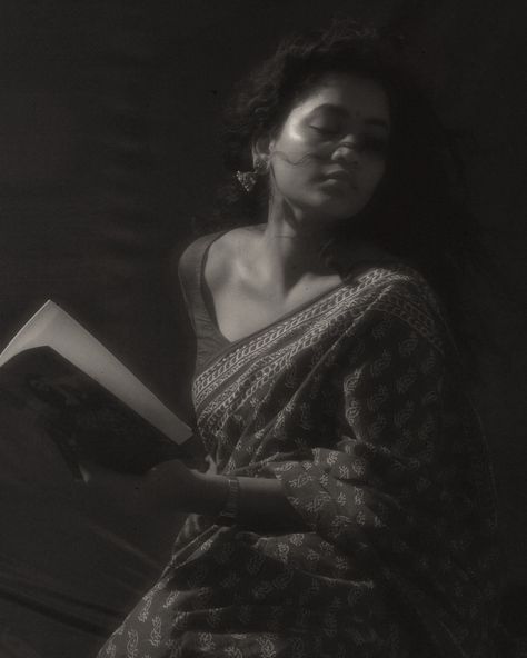 🩶 . . . . . . . #saree #wintage #hyderabad #reading #simonspranayphotography Photo Pose For Women In Saree, Saree Pose Aesthetic, Portrait Photoshoot Women, Vintage Poses Photography, Vintage Saree Look, Retro Indian Aesthetic, Saree Aesthetic Photoshoot, Photoshoot With Books, Reading Photoshoot