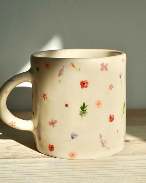 Hoy es el cumpleaños de Paula y sus hermanas le han regalado esta PRECIOSA taza de flores. En general cuando te echas piropos a ti misma quedas de creída o no está bien visto, pero… si no me apasionara lo que hago todo esto no sería lo mismo ♥️. Dicho esto, esta taza ME REQUETEENCANTA, tengo pensado hacer más (mínimo una para mí 🤓). Paula, ¡feliz cumple y que la disfrutes 🌹🌼🌺🌷🌸! #ceramica #ceramics #clay #art #artesania #handmade #slowmade #hechoamano #arte #pottery #arcilla #taza #vase #reg... Draw On Mug, Cute Pottery Vase, Ceramic Art Pottery, Cute Cup Aesthetic, Mug Painting Aesthetic, Aesthetic Mug Painting, Diy Mug Painting, Pottery Cup Ideas, Pintar Tazas Ceramica Ideas