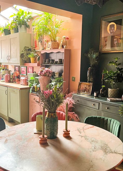 Green Kitchen Diner, Pink Dining Rooms, Dining Room Design Ideas, Eclectic Dining Room, Boho Dining Room, Eclectic Dining, Dining Room Combo, Elegant Dining Room, Room Design Ideas