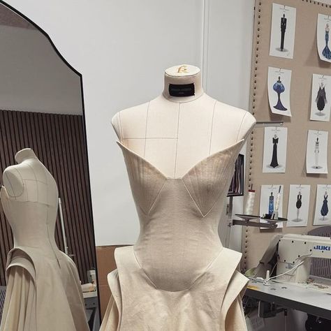 Creative Draping Fashion, Diy Draping, Dress Construction, Uni Fashion, Abstract Embroidery, Draping Fashion, Showroom Interior Design, Inspiring Images, Inspiration Fashion