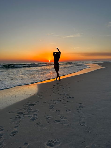 Beach Silouhette Aesthetic, Silhouette Beach Pictures, Jamaica Photos, Beach Sunset Photoshoot, Vacay Pics, Beach Silhouette, Sunrise Ocean, Sunset Photoshoot, Artsy Aesthetic