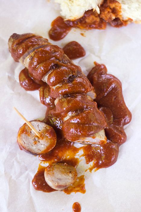 Currywurst Recipe, Currywurst Sauce, Oktoberfest Food, Austrian Recipes, Pickled Veggies, European Food, German Food, Sweet Potato Fries, Sausage Recipes