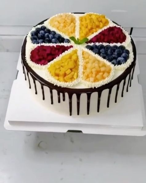 Mix Fruit Cake Design, Mix Fruit Cake Decoration, Fruit Cake Decoration, Fruit Cake Design, Mix Fruit, Chocolate Recipes Homemade, Cake Decorating Piping, Chocolate Cake Decoration, Creative Cake Decorating