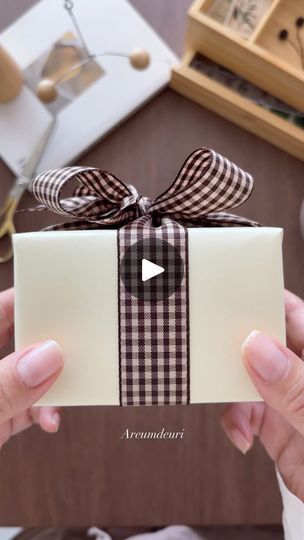 How To Wrap A Gift With Ribbon, Diy Gift Bow, Present Bow, Gift Hacks, Diy Lace Ribbon Flowers, Wrapping Ribbon, Bows Diy Ribbon, Gifts Wrapping Diy, Clever Gift