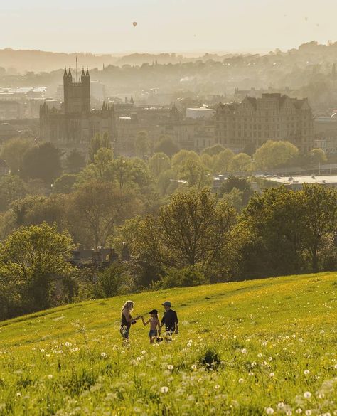 UK Shots 🇬🇧 on Instagram: “📸 are proud to present our UK 🇬🇧 loves of the day! •••••••••••••••••••••••••••••••••••••••••••••• 🏅ARTIST @brilliantbath 🌍LOCATION Bath,…” Ireland Aesthetic, Visit Bath, City Of Bath, England Countryside, Bath Somerset, Architecture City, Bath Uk, Irish Countryside, Somerset England