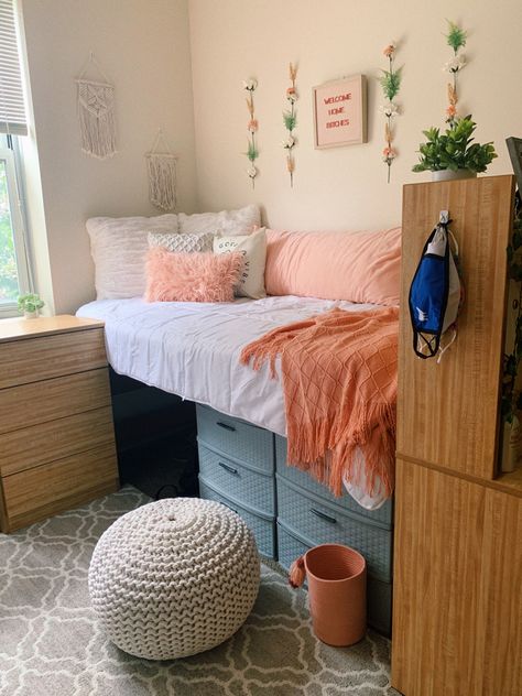 Floral Dorm Room Ideas, Boho Chic Dorm Room, Ucsd Dorm, Boho Dorm Room Ideas Colleges, Western Dorm Room Ideas, Boho College Dorm, Western Dorm Room, Fsu Dorm, Doorm Room