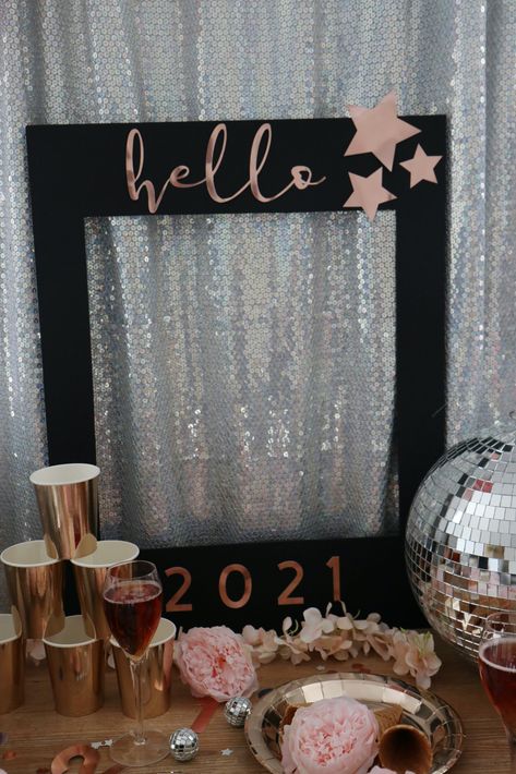 Envie d'une table disco et girly pour célébrer le jour de l'an ? Je vous propose 3 tutoriels déco pour transformer votre appart en boule à facettes ! Toutes les étapes sur www.ilovedoityourself.com #inspiretocreate Table Nouvel An Decoration, New Year’s Eve Party Ideas, New Years Table Decor, Diy New Years Eve Party, Diy New Years Decorations, New Years Party Decorations, Diy New Years Eve Decorations, New Years Eve Ideas, New Year Party Decorations