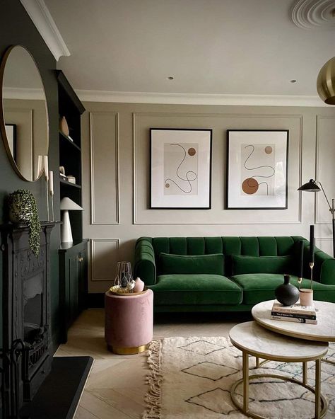 English Modern Living Room, Green Couches, Modern Green Living Room, Green Velvet Sofa Living Room, Velvet Couch Living Room, Green Couch Living Room, Living Room Colour Schemes, Dark Green Living Room, Velvet Sofa Living Room