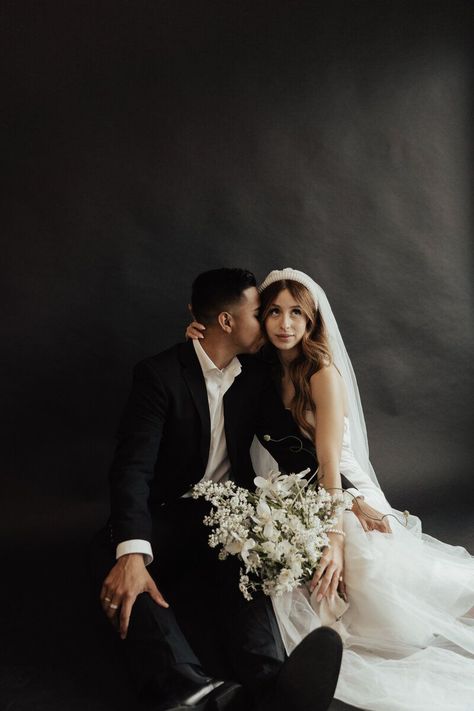 If you're wanting a more elegant and modern vibe for your editorial bridal portraits, you'll LOVE this shoot with Isa + Christian. Isa held an elegant and simple bouquet of white tulips, chamomile, and lilac. She wore a pearl bridal head band and simple modern wedding dress with strappy heels. So stylish! See more on the blog! Photos by Emma Kay Photography in AZ, florals by Daisyhead Floral - Arizona Wedding Florist Simple Modern Wedding Dress, Studio Bridal Portraits, Bridal Head Band, Simple Modern Wedding, Modern Bridal Bouquets, Simple Bouquet, Bridal Styled Shoot, Wedding Couple Photos, Bridal Poses