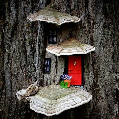 Fairy Houses Casa Do Hobbit, Miniature Fairy Garden Diy, Fairy Garden Design Ideas, Fairy Tree Houses, Fairy Statues, Fairy House Diy, Fairy Garden Designs, Fairy Garden Crafts, Faeries Gardens