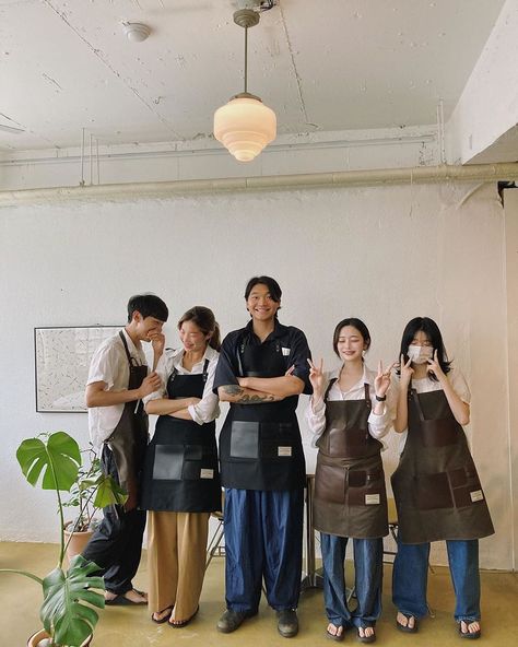 Barista Uniform, Barista Outfits, Cafe Uniform, Waiter Uniform, Cafe Apron, Cute Cafe, Figure Poses, Dynamic Poses, Cute Cosplay