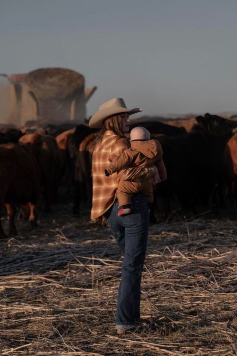 Western Family Photos, Cute Country Couples, Country Couples, Lifestyle Influencer, Moms Goals, Western Babies, Western Lifestyle, Western Life, Dream Family