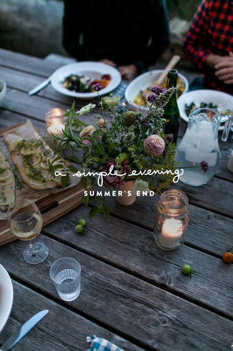 A Simple Evening: Summer's End - Fresh Exchange Picnic Table Dinner Party, Outdoor Dinner Aesthetic, Cozy Table Setting, Farmhouse Birthday, Home Decor Ideas Farmhouse, Unique Home Decor Ideas, Summer Dinner Party, Outdoor Dinner Parties, Picnic Inspiration