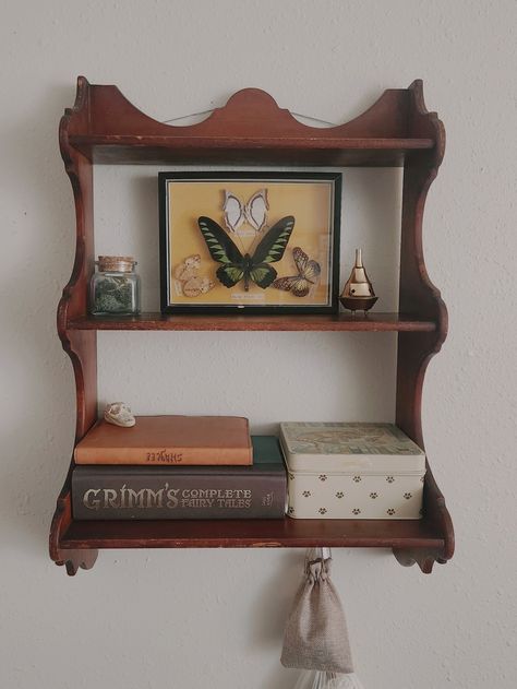 Vintage Wall Shelf, Antique Aesthetic, Happy Hippie, Apartment Decor Inspiration, Dream Room Inspiration, I'm In Love, Apartment Inspiration, Cozy Room, Room Inspiration Bedroom