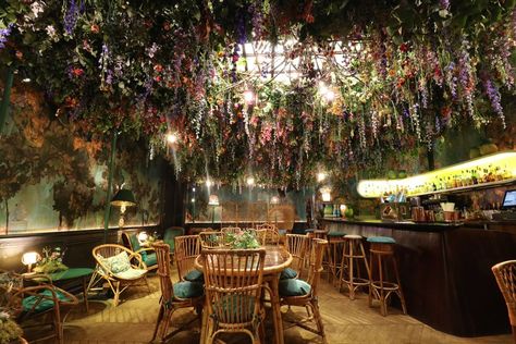 The Mayfiar Flower Show. JamJam Flowers designed this upside-down meadow for a champagne bar at Sketch in London.  . Sketch Restaurant, Sketch London, Bar Deco, Flower Cafe, Chelsea Garden, Flowers Hanging, Floral Installation, Garden Restaurant, Decoration Restaurant