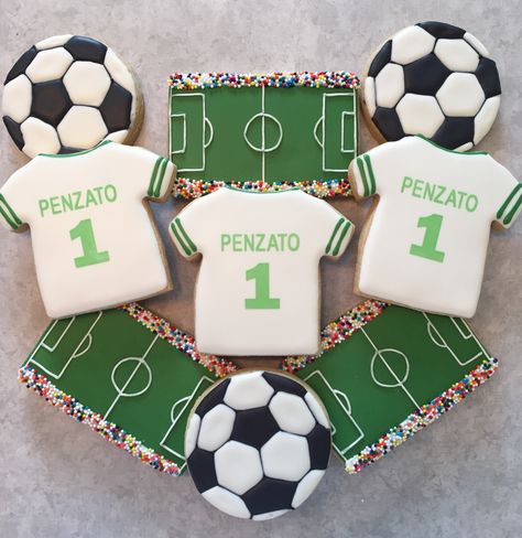 Soccer Cookies Decorated, Soccer Cookies, Soccer Theme Parties, Soccer Birthday Cakes, Sports Themed Cakes, Electric Whisk, Football Cookies, Football Parties, Soccer Cake