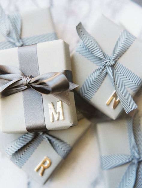 wrapping inspirations and ideas in blue gray and silver #giftwrapping #christmasiscoming #presents #wrappingpaper Wrapped Presents, Desain Pantry, Gift Wrapping Inspiration, Wedding Gift Wrapping, Gifts Wrapping Diy, Creative Diy Gifts, Creative Gift Wrapping, Cadeau Diy, Diy Gift Wrapping