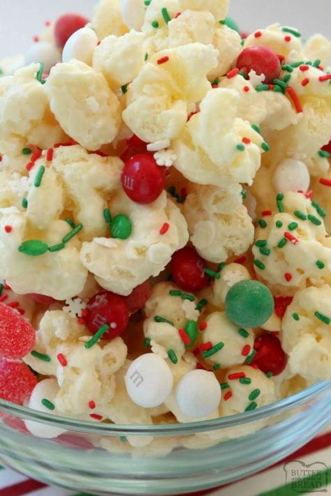 Christmas Candy Puffcorn made easy in minutes with almond bark coating buttery puffcorn & topped with festive holiday candies and sprinkles! Chocolate Covered Candy, Puffed Corn Recipes, Christmas Snack Mix, Holiday Candies, Christmas Candy Easy, Christmas Popcorn, Christmas Recipes Easy, Candy Recipes Homemade, Christmas Candy Recipes